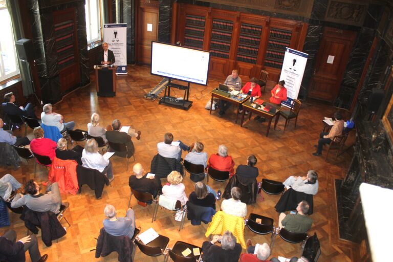 Blick ins Plenum beim Vortrag von Dr. Till Steffen, MdB und ehemaliger Hamburger Justizsenator