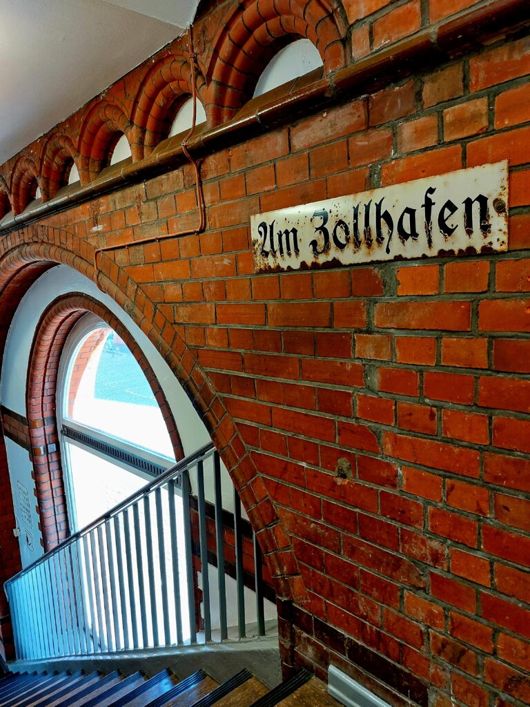 Schild "Zum Zollhafen" am Zollmuseum