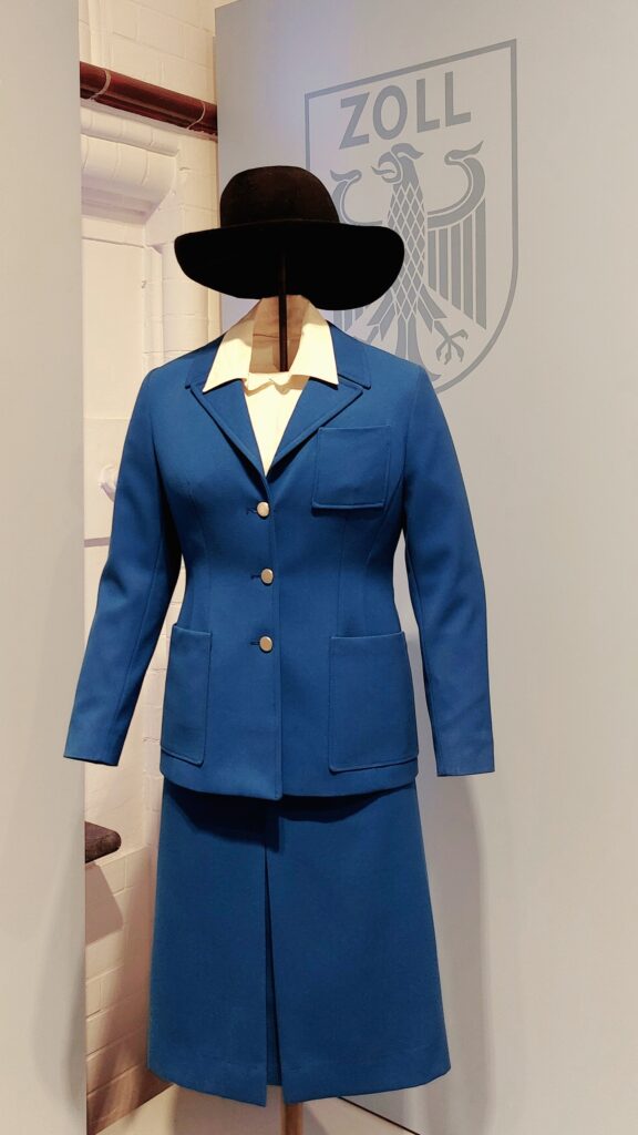 Uniform einer Zollbeamtin