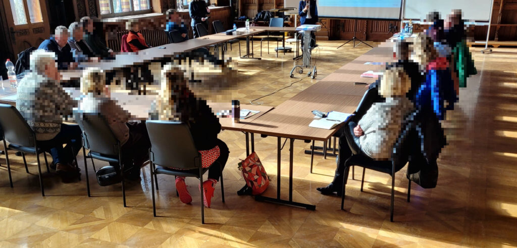 Die Teilnehmer eim Vortrag „Gerichts- und Bewährungshelfer – Aufgaben, Herausforderungen und Einblicke“