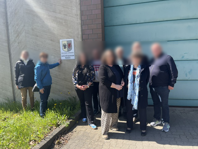 Besuchergruppe vor der JVA Waldeck
