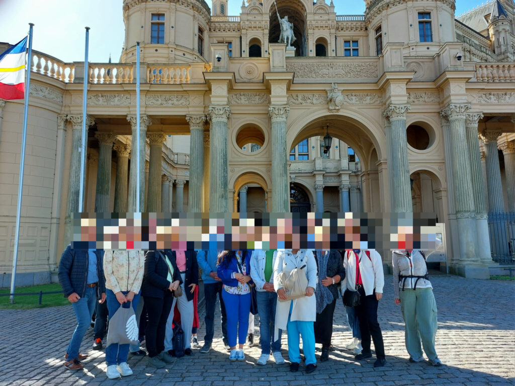 Besuchergruppe vor dem Schweriner Schloss